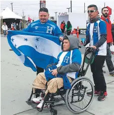  ??  ?? LLEGADA. Denis Natarén cumplió su sueño de ver jugar en vivo a la Selección Nacional.