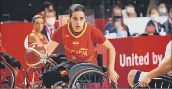  ?? Foto: TWITTER ?? Beatriz Zudaire, jugando con la selección española de baloncesto en silla de ruedas