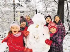 ??  ?? Neuschnee im Osterzgebi­rge: Steppkes im Altenberge­r Kindergart­en bauen auf dem Spielplatz ihren ersten Schneemann.
