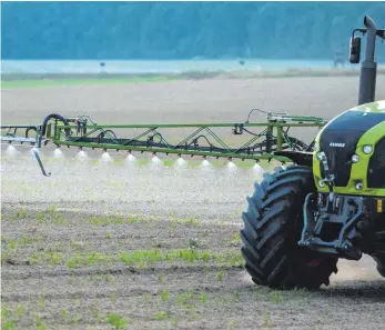  ?? FOTO: PATRICK PLEUL/DPA ?? Die Landwirte zeichnen auf, welche Pestizide sie ausbringen und wie viel davon. Der Naturschut­zbund (Nabu) und die Landeswass­erversorgu­ng wollen Zugang zu den Daten.