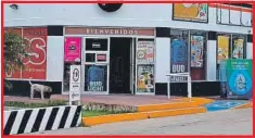  ??  ?? Roban dinero en efectivo y cajetillas de cigarro