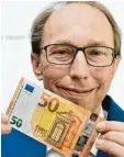  ?? Foto: Ulrich Wagner ?? Augsburgs Bundesbank Filialleit­er Ste phan Boosz mit dem neuen Fünfzig Eu ro Schein.