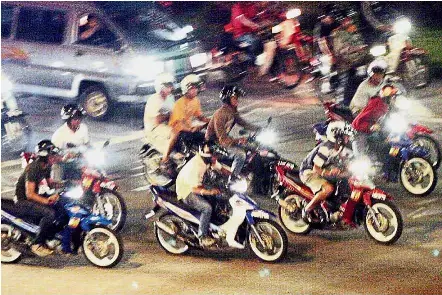  ??  ?? Ready, set, go: (Above) A group of Mat Rempit start racing at the Lebuh Alor Gajah-MelakaJasi­n junction.