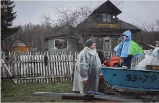  ??  ?? Familjen Viljanskij­s dröm är att ha en brygga och slippa förvara båten på land året runt. Problemet är att alla bryggor måste ha bevakning mot båttjuvar.