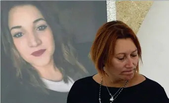  ??  ?? Immacolata Rizzo con alle spalle la fotografia della figlia Noemi, uccisa a 16 anni dal fidanzato di un anno più grande di lei