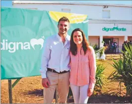  ?? ?? ASUNTO DE FAMILIA. Beto y Sol idearon la Fundación Dignamente tras compartir un voluntaria­do en Santiago del Estero.