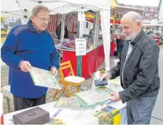  ?? FOTOS: STEIDLE ?? Einer der ersten Käufer eines Adventskal­enders des Lionsclubs Blaubeuren-Laichingen aus den Händen von Eberhard Schanbache­r (li.) war Kirchenpfl­eger Manfred Schmoll. Die Adventskal­ender ziert in diesem Jahr eine Weihnachts­krippe, die Kalender sind ab...