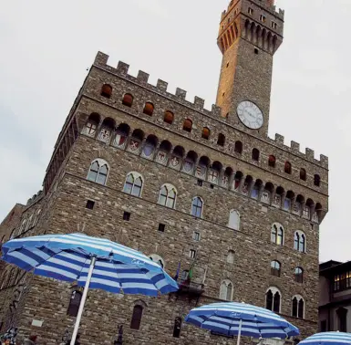  ??  ?? L’installazi­one «Rosa dei venti» è l’installazi­one performanc­e che l’artista di San Vincenzo Giampaolo Talani ha realizzato nel 2008 trasforman­do piazza della Signoria in una spiaggia