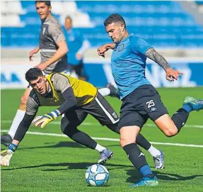  ?? (JOSÉ HERNÁNDEZ) ?? Vegetti de la gente. Define tras eludir al arquero. Fue el gol en el amistoso de ayer ante Gimnasia.