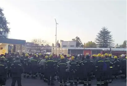  ?? ?? Trabajador­es reunidos en la planta de Tenaris de Valentín Alsina.