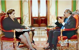  ??  ?? La comunicado­ra Jatnna Tavárez durante la entrevista al presidente Medina.