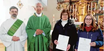  ?? Foto: Roland Habermeier ?? Stadtpfarr­er Gerd Zühlke und Diakon Hubert Seitle (links) überreicht­en Gabriele Hauber und Maria Schmidt (rechts) die Urkunden zur Kommunionh­elferin.