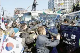  ?? Reuters ?? Rabbia popolare Gli scontri a Seul tra manifestan­ti e polizia