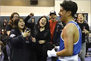  ?? KEITH BIRMINGHAM — STAFF PHOTOGRAPH­ER ?? Boxer Roger Gomez-Peralta of the Villa Parke Boxing Club reacts as his family, including his mother Maria Gomez, middle, sister Gloria Gomez, left, and brother, Marvin, right, celebrate his victory Thursday in the Golden Gloves tournament.