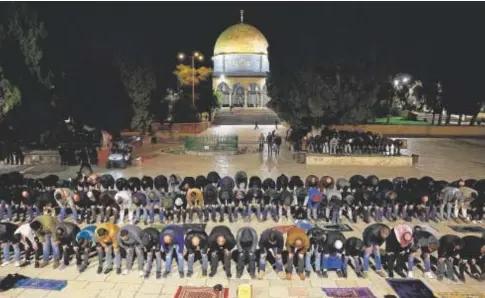  ?? // REUTERS ?? Fieles musulmanes participan el pasado domingo en la oración ante la mezquita Al Aqsa, en el ramadán