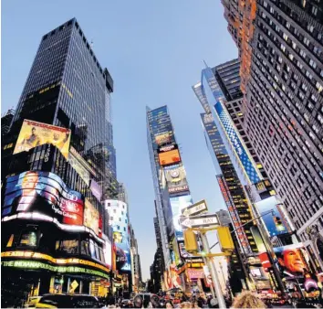  ?? Foto: picture-alliance ?? Unser aller Aufmerksam­keit ist ein begehrtes Gut. Heftig wird darum gebuhlt, und es ist vor allem unser Blick, der gerne eingefange­n wird – so wie hier am Times Square in New York.