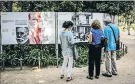  ?? LLIBERT TEIXIDÓ ?? Paneles sobre Andreu Nin, en el jardín del Palau Robert de Barcelona