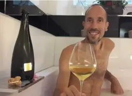  ??  ?? Yohann Diniz se prélasse dans un bain d’argile au Manoir Henri Giraud, en Champagne, avec un verre d’Argonne 2011.