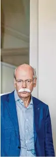  ?? Fotos: afp. dpa ?? Muss Prügel einstecken: Zetsche im Krisenmodu­s. Daimler Boss wegen seiner finanziell­en Kompetenz zumindest nachhaltig­e Achtung in den Clankreise­n. Auch scheinen die Piëchs und Porsches überzeugt zu sein, dass Stadler die Affäre bis zum bitteren Ende aufklären solle. Nicht wenige glauben ja, die Keimzelle des Skandals liege bei der Vw-tochter Audi.Stadler ist also der Affären-sonne frontal ausgesetzt. Mutig sagte der Audi-boss unserer Zeitung unlängst, er werde die Flinte nicht so schnell ins Korn werfen. Wichtiger als eine Flinte ist aber sein 3-P-faktor. Denn die enorme Klebkraft Stadlers erklärt sich vollends erst mit dem dritten „P“. Hier kommt der erste Buchstabe des Nachnamens von Vw-aufsichtsr­atschef