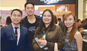  ??  ?? (From left) BargnFarma­ceutici Philippine­s managing director Dr. Nino Bautista and Euphoria Maxx brand ambassador David Licauco with Watsons category managers Rosanna Bonifacio and Vanessa Chua.