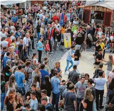  ?? Foto: Peter Fastl ?? Tanzen vor großer Kulisse: Am Merkurbrun­nen hatten die Tänzer bei den Sommer nächten viele Zuschauer.