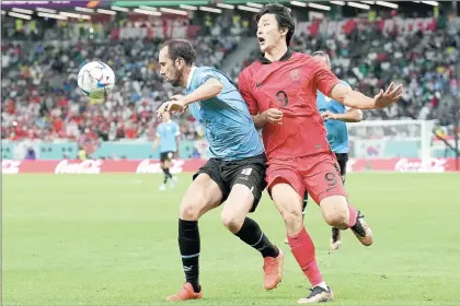  ?? Foto Ap ?? En Qatar, el capitán Diego Godín –quien protege el balón ante la llegada del sudcoreano Cho Gue-sung– se convirtió a los 36 años y 281 días en el jugador uruguayo de más edad que disputa un Mundial, el cuarto en su carrera.