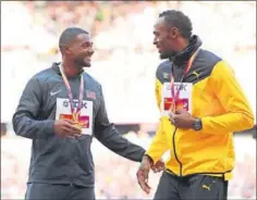  ??  ?? RESPETO. Justin Gatlin conversa en el podio con Usain Bolt.