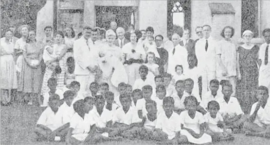  ?? Picture: anglicanhi­story.org ?? Children of Solomon islanders and church members of the Church of the Holy Redeemer, Levuka.