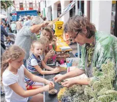  ?? FOTOS: ELISABETH SOMMER ?? Etwas gespritzt hat es beim allererste­n Fassanstic­h von Bürgermeis­ter Ulrich Ruckh. Am Stand des Biosphären­zentrums konnte, wer wollte, Kräutersal­z selbst herstellen.