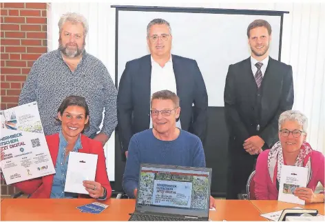  ?? FOTO: HELMUT SCHEFFLER ?? Sabrina Greiwe, Rainer Schmidt, Birgit Lensing (sitzend v. l.), Michael Leisten, Frank Herbrechte­r und Thorsten Buchholz (stehend v. l.) stellten den digitalen Schermbeck-gutschein im Rathaus der Gemeinde vor.