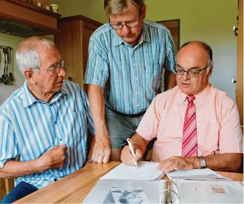  ?? Foto: Leitenstor­fer ?? Ortstermin in der Küche: (von links) Leopold und Karl Freisleder erinnern sich mit Manfred Stagl anhand von Sterbebild­ern an ihren Vater Leopold senior.