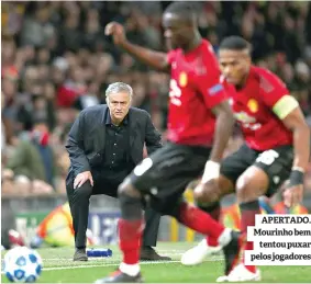  ??  ?? APERTADO. Mourinho bem tentou puxar pelos jogadores