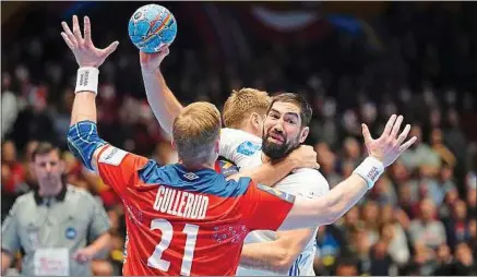  ??  ?? L’équipe de France et Nikola Karabatic ont été complèteme­nt pris à la gorge lors de l’Euro en Norvège.