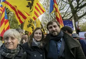  ?? Bild: OLIVIER MATTHYS/TT/AP ?? STÖDJER KATALONIEN. Katalanern­as rödgulrand­iga flagga samsas med Flanderns gulsvarta lejon på demonstrat­ioner i Bryssel.
