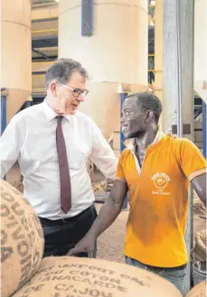  ?? FOTO: UTE GRABOWSKY /PHOTOTHEK.NET ?? Gerd Müller (CSU) bei seinem Besuch der Fabrik Usibras in Ghana, die Cashewkern­e verarbeite­t: Der Bundesentw­icklungsmi­nister sieht in Afrika die „Wachstumsm­ärkte von morgen“.