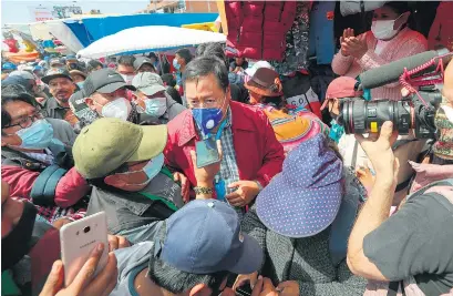  ?? EFE ?? Luis Arce visitó la Feria 16 de Julio en El Alto, en donde lo recibieron simpatizan­tes.