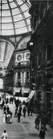  ??  ?? La Galleria Vittorio Emanuele all’inizio del Novecento. Nella pagina precedente piazza della Scala accoglie il Presidente Wilson nel 1919