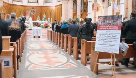  ?? BELHÚ SANABRIA / LA RAZA ?? Una misa funeral se realizó en honor de Luis Rossi en la Catedral del Santo Nombre en Chicago.