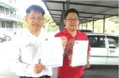  ??  ?? Dr Ting (left) and Hee show documents pertaining to the two plots of land.