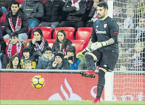  ?? FOTO: JUAN ECHEVERRÍA ?? Cuatro partidos de Liga, cero goles Iago Herrerín también mantuvo su portería a cero en el derbi contra el Alavés del domingo