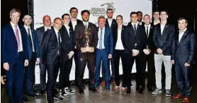  ??  ?? „Mannschaft des Jahres“: die Kapfenberg­er Basketball-bulls mit Michael Schrittwie­ser (4. von links), dem „Trainer des Jahres“ Hubert Patterer Franco Foda