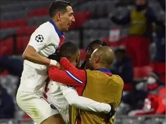  ?? AFP) ?? Mbappé, auteur d’un doublé, fêté par Di Maria et ses équipiers. ‘’Kyky’’ a encore frappé.(Photo