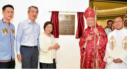  ??  ?? At the blessing of the new chapel at SM North Edsa: SM Supermalls COO Steven Tan, SM Prime Holdings executive committee chair Hans Sy, Felicidad Sy, Bishop Honesto Ongtioco and Rev. Fr. Victor Angelo Parlan