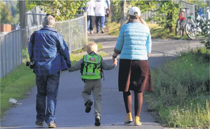  ?? ARKIVFOTO: TORE ØYVIND MOEN ?? BRUK BEINA: Mandag starter skolene opp igjen og foreldre oppfordres til å gå med barna til skolen.