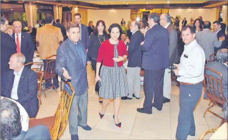  ??  ?? La ministra de Hacienda, Lea Giménez (centro), fue escoltada por Eduardo Felippo (izq.), presidente de la Unión Industrial Paraguaya (UIP), en la cena del sábado. En la entrada fue recibida por Luis Villasanti, titular de la ARP.