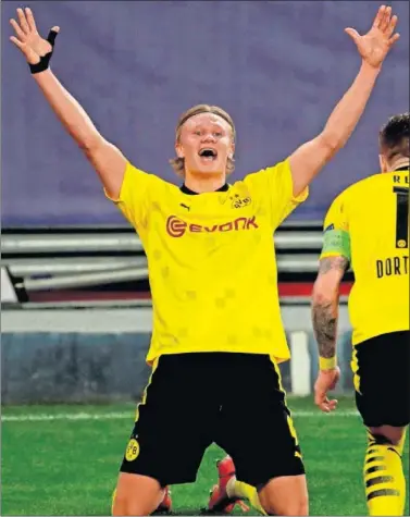  ??  ?? Erling Haaland celebra un gol con el Dortmund.