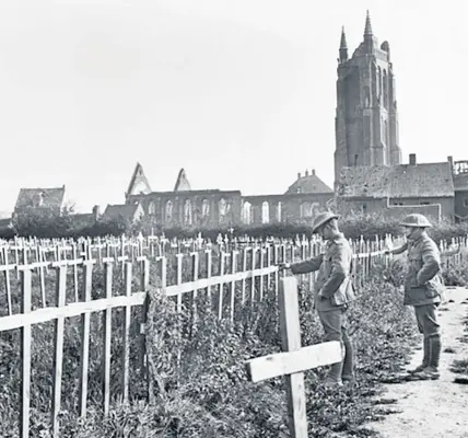  ??  ?? Vlamerting­he cemetery shortly after the end of the war