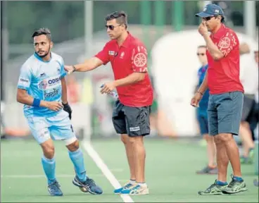  ?? GETTY IMAGES ?? Harmanpree­t Singh (left) has become India’s primary penalty corner specialist under the supervisio­n of Australian analytical coach Chris Ciriello and chief coach Harendra Singh (right).