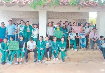  ?? ?? Padres y alumnos en la galería del aula inconclusa y abandonada por la comuna sampedrana.