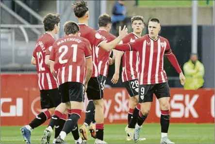  ?? FOTO: ATHLETIC CLUB ?? Un rodillo Los jugadores del Bilbao Athletic celebran uno de los tantos anotados frente a la Mutilvera